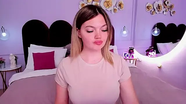 ZaraBloom on StripChat