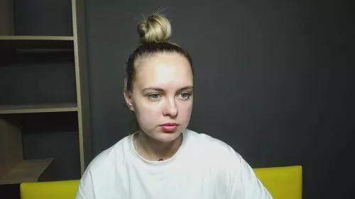 khaleesimoon from Cherry is Freechat