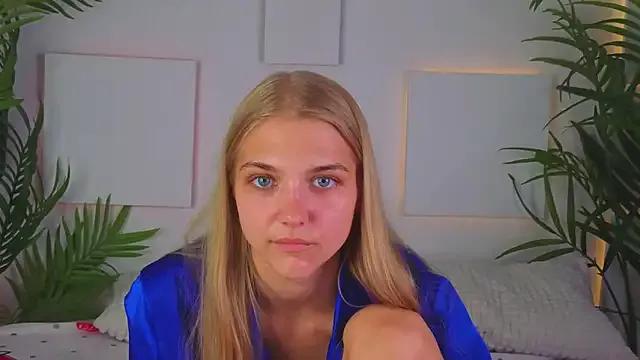 4example_Chloe from StripChat is Freechat