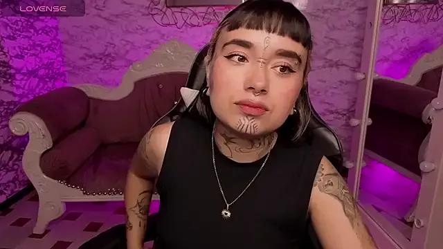 alana18_v from StripChat is Freechat