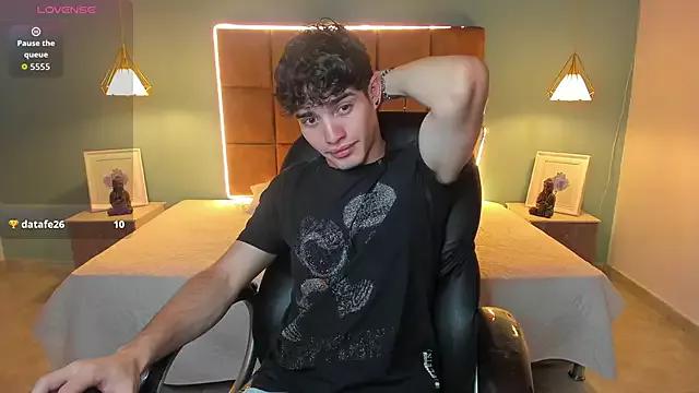 AlejooTwink from StripChat is Freechat