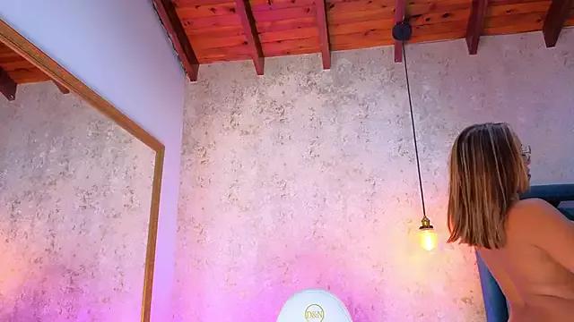 AlessiaLondon from StripChat is Freechat