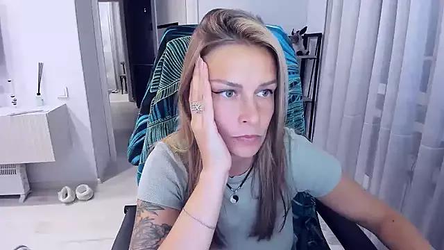 AlexiaDarren from StripChat is Freechat