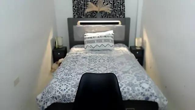 AmazingLuchie from StripChat is Freechat