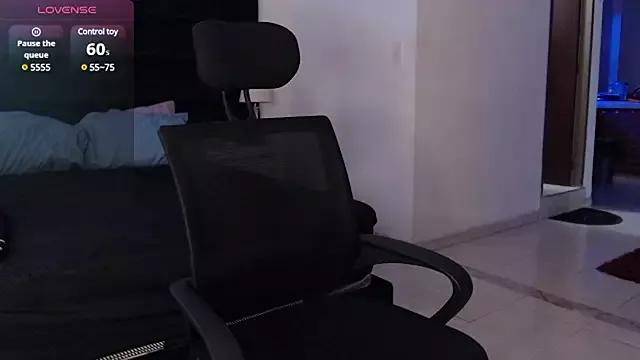 andrewmhilton_ from StripChat is Freechat