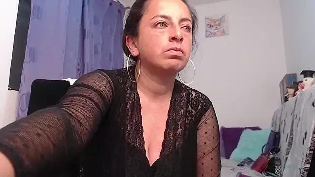 anna-diaz from StripChat is Freechat