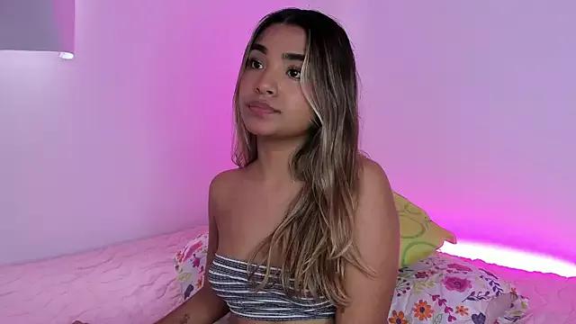 Annebull_ from StripChat is Freechat
