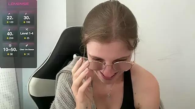 BustyKellyXXX from StripChat is Freechat