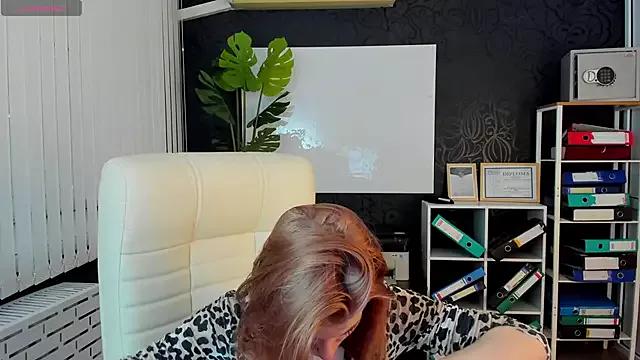 CaitlinCrystal from StripChat is Freechat
