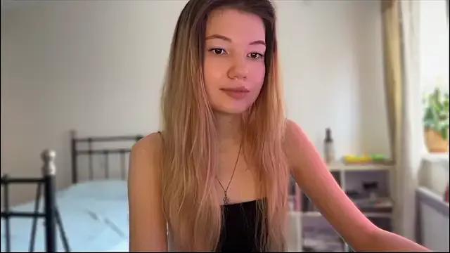 Caramel_Peach from StripChat is Freechat