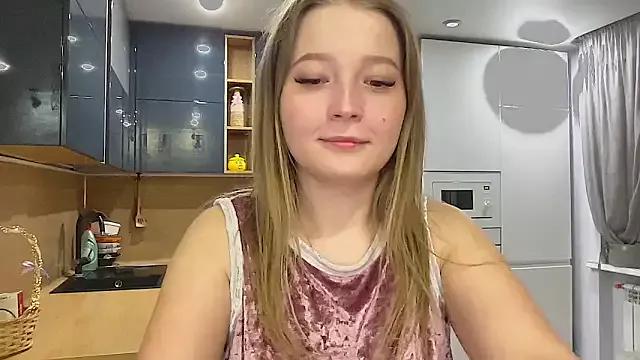 CharmingSarah from StripChat is Freechat