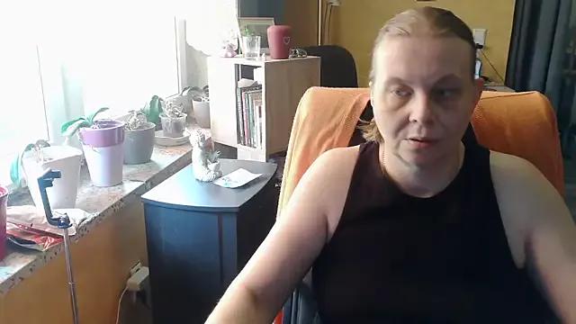 Cherrysweetkiss from StripChat is Freechat