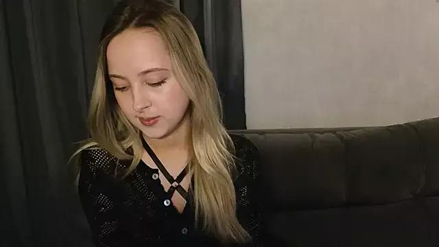 chloe_whispers from StripChat is Freechat