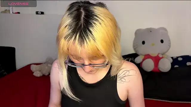 Cloe_five from StripChat is Freechat