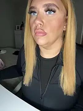 CurvyGirlMyla from StripChat is Freechat