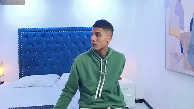 Damian_and_roxanne from StripChat is Freechat