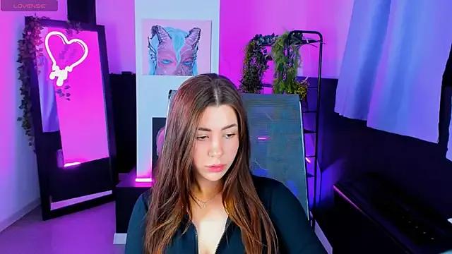 EdieWillow from StripChat is Freechat