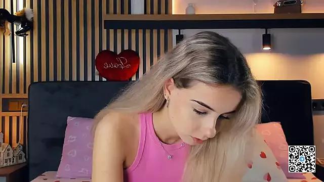 EllaMacAllen from StripChat is Freechat