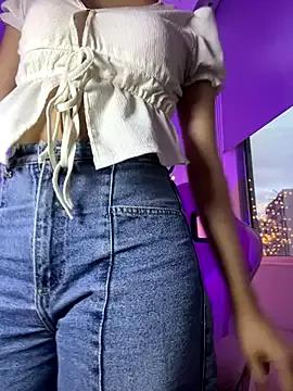 Emi_blair from StripChat is Freechat