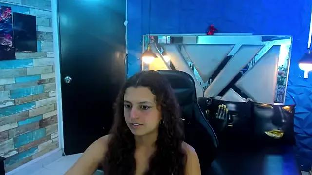 EmilyMartinx2 from StripChat is Freechat