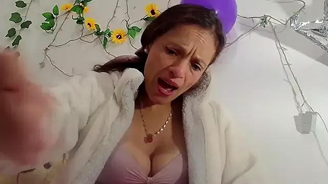 hanamor from StripChat is Freechat