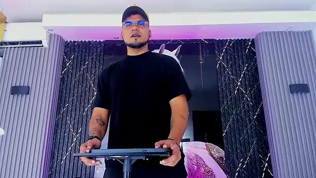 Unleash your urge for fetish cams livestreamers with our pick of steaming hot models, versed in the art of seduction and indulgence.