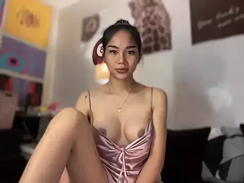 HoleeLaura from StripChat is Freechat