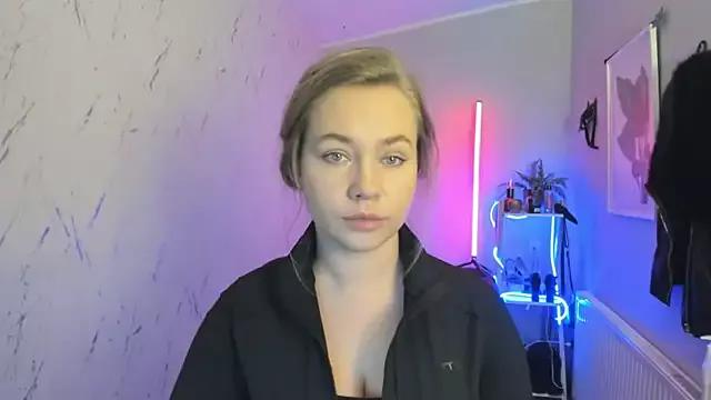 holly_xglam from StripChat is Freechat