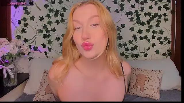 HollyyLee from StripChat is Freechat