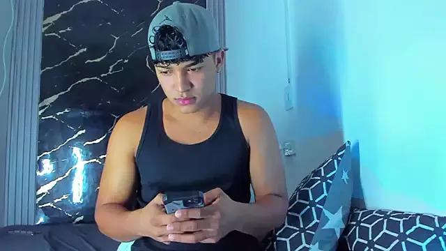 jamescurli_ from StripChat is Freechat