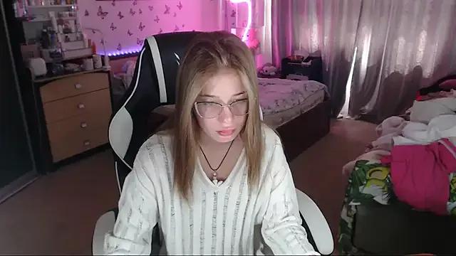 Kira_honeyy from StripChat is Freechat