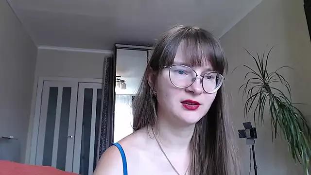 KiraGoldens from StripChat is Freechat