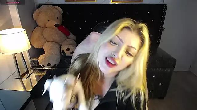 Kitty_fox_b from StripChat is Freechat