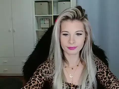 KristineGlow from StripChat is Freechat