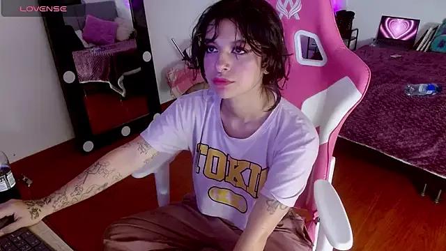 larah_uwu from StripChat is Freechat