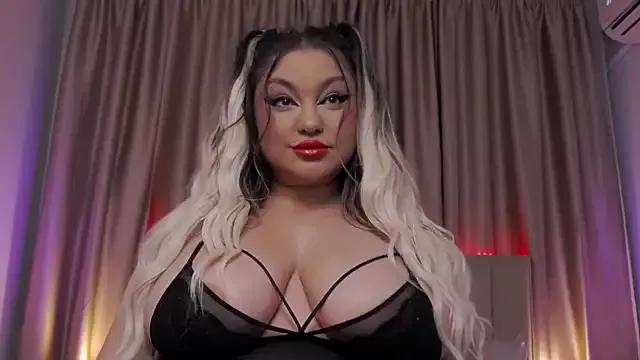 LarissaQuinn from StripChat is Freechat