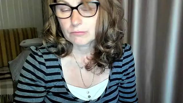 lauraoven from StripChat is Freechat