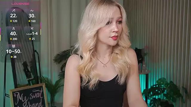 LauraWifeness from StripChat is Freechat