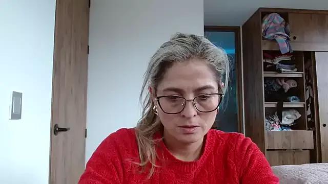 linda-mature43 from StripChat is Freechat