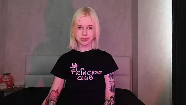 LisaDenvinn from StripChat is Freechat