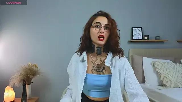 LisaDeVil from StripChat is Freechat