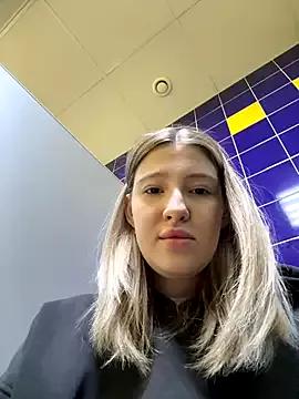 littlebitchesss from StripChat is Freechat