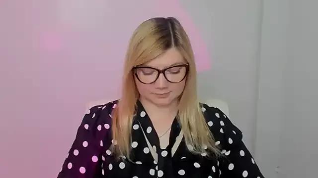 Lola_moree from StripChat is Freechat
