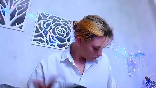 LucyGoldi from StripChat is Freechat