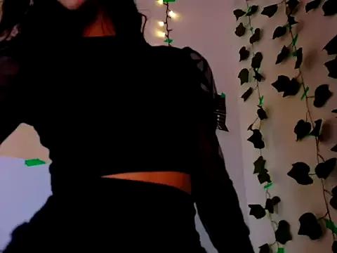 lucywhite13 from StripChat is Freechat