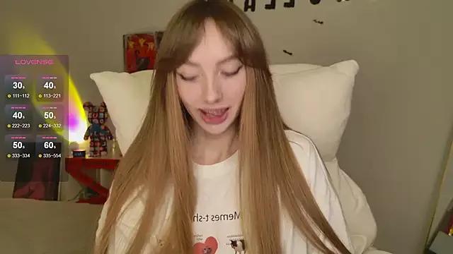 Lunainnk from StripChat is Freechat