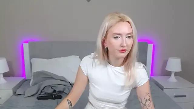 MarianeSun from StripChat is Freechat