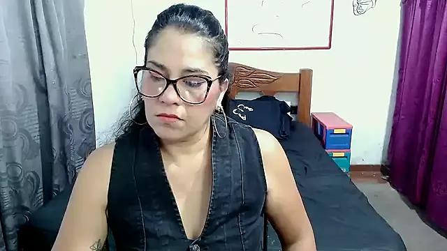 Mistresskloe01 from StripChat is Freechat