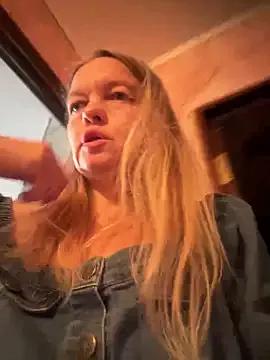 MIUNELLY from StripChat is Freechat