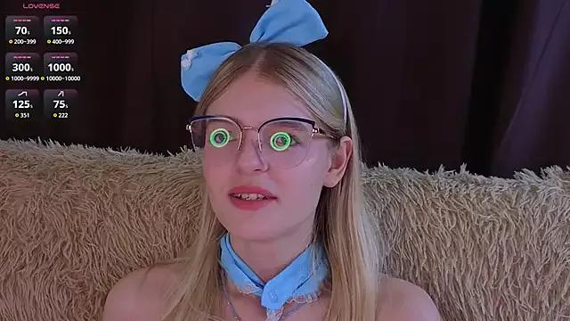 MonicaShiny from StripChat is Freechat